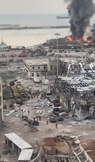 4일(현지시간) 레바논의 수도 베이루트에서 대규모 폭발이 발생하는 장면. 1차 폭발 이후 거대한 버섯구름 모양의 2차 폭발이 일어나는 장면이 고스란히 담겼다. 폭발이 일어난 뒤 폐허가 된 현장의 모습. 영상=트위터 SNS
