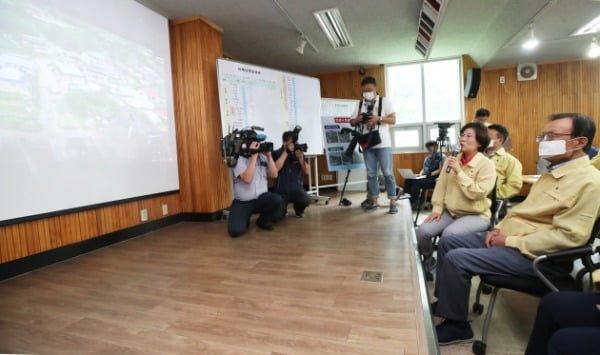 이해찬 더불어민주당 대표가 6일 오전 경기도 안성시 죽산면사무소에 설치된 상황실에서 최근 계속된 집중호우로 인한 피해 상황을 보고받고 있다. /사진=연합뉴스