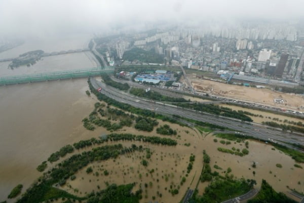 9년 만에 한강 홍수주의보가 발령된 6일 서울 영등포구 63아트에서 바라본 올림픽대로가 통제돼 텅 비어 있다. 아래는 물에 잠긴 한강공원 일대. /사진=뉴스1