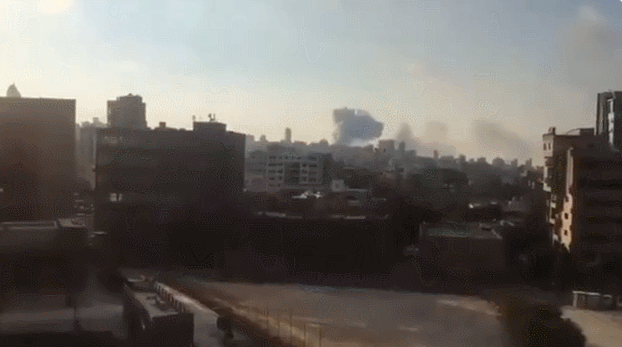 레바논 수도 베이루트의 항구에서 4일(현지시간) 대규모 폭발이 발생한 후 연기가 뿜어져 나오고 있다. /영상출처=트위터