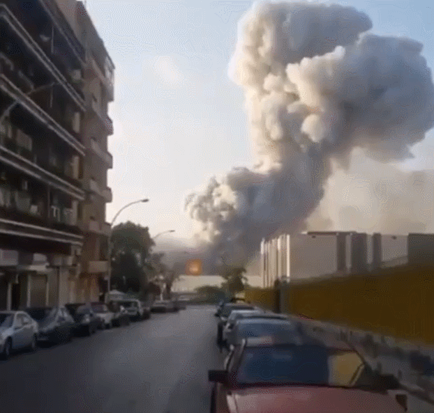 레바논 수도 베이루트의 항구에서 4일(현지시간) 대규모 폭발이 발생한 후 연기가 뿜어져 나오고 있다. /영상출처=트위터