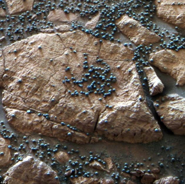 화성 표면의 적철광은 과거 화성에 물이 풍부했을 것으로 생각되는 근거 중 하나다  NASA