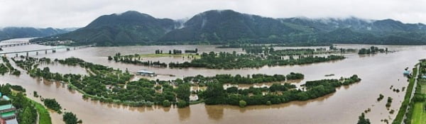 소양강댐 방류로 북한강 물이 불어나면서 6일 새벽 경기 가평군 자라섬이 물에 잠겨 있다. /사진=연합뉴스