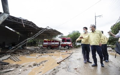 "힘내시라"…이재명 지사, 폭우 피해현장 방문해 주민 위로