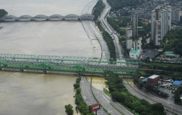 한강에 홍수주의보가 발령된 6일 서울 63빌딩에서 내려다 본 한강철교 밑 올림픽대로가 물에 잠겨 있다. /사진=강은구 기자 egkang@hankyung.com