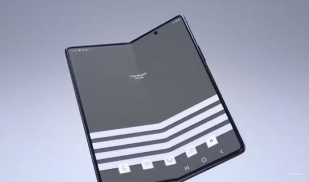 삼성전자 세 번째 폴더블폰 '갤럭시Z폴드2' 톰브라운 에디션. 삼성전자 유튜브 캡쳐.