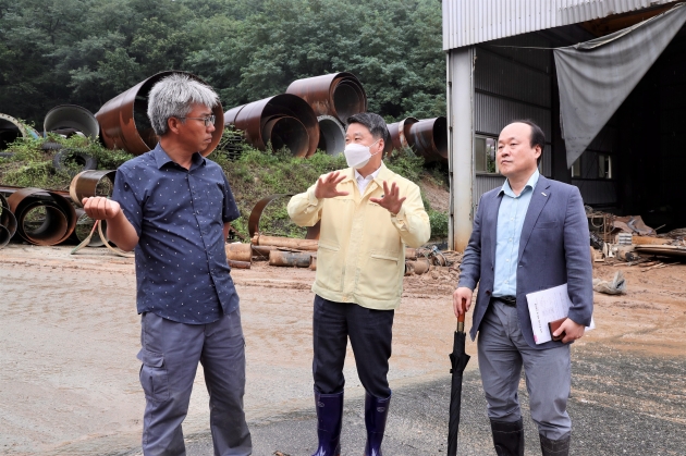 지난 7일 충북 음성 태성스틸 수해 복구현장을 찾은 김학도 중소벤처기업진흥공단 이사장(가운데). 중진공 제공