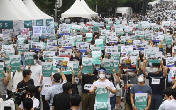 파업에 들어간 대한전공의협의회 소속 의사들이 7일 서울 여의도공원에서 '2020 젊은의사 단체행동' 집회를 갖고 의대 정원확대, 원격의료, 공공의대 설립, 첩약 급여화 등을 반대하고 있다. /사진=강은구 기자 egkang@hankyung.com