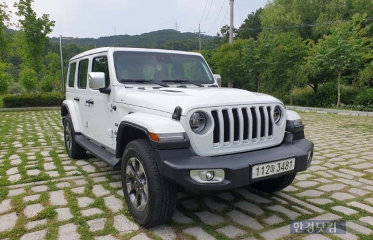 지프 랭글러 오버랜드 파워탑, 버튼 하나로 지붕 여는 오프로더 | 한국경제 지프 랭글러 오버랜드 파워탑, 버튼 하나로 지붕 여는 오프로더 | 한국경제