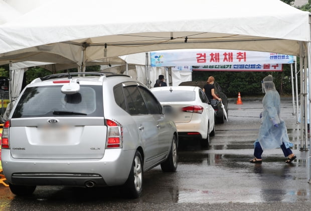 경기 고양시가 소규모교회 집단감염 확산이 빠르게 진행됨에 따라 9일부터 '고양안심카 선별진료소' 재운영에 들어갔다. 9일 고양시 덕양구 주교 제1공영주차장에 마련된 '고양안심카 선별진료소'에서 시민들이 검체 채취를 하고 있다. / 김영우 기자 youngwoo@hankyung.com