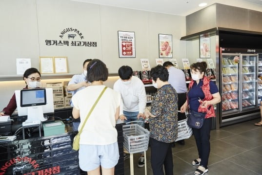 손님들이 선우엠티가 운영하는 오프라인 육류매장 '앵거스박 쇠고기상점'에서 정육 쇼핑을 하고 있다. / 사진=선우엠티 제공
