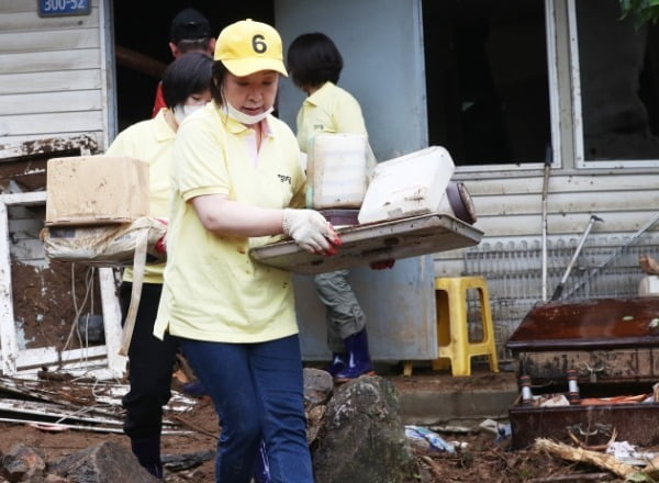 심상정 정의당 대표가 지난 7일 경기도 안성시 죽산면 용설리의 한 주택에서 최근 계속된 집중호우로 발생한 산사태 피해 복구작업을 하고 있다. 사진=연합뉴스