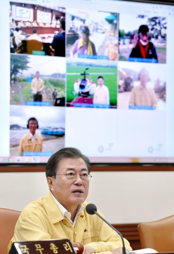 문재인 대통령이 11일 서울 종로구 정부서울청사에서 열린 제41회 집중호우 긴급점검 국무회의에서 전남, 경남 등 피해지역 주민으로부터 피해상황을 보고받고 있다. /사진=뉴스1