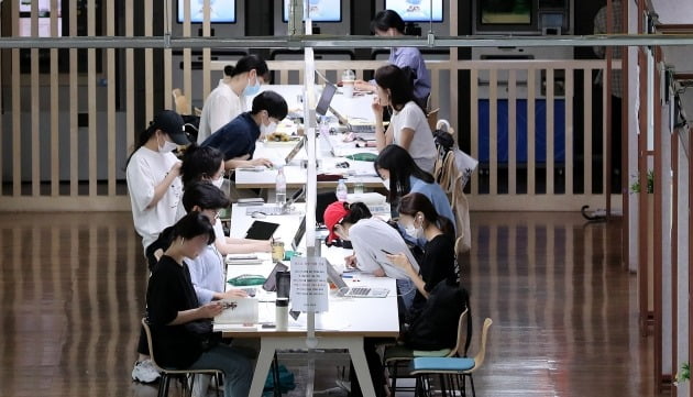 지난 7월 서울의 한 대학교에서 학생들이 공부를 하고 있다. 뉴스1