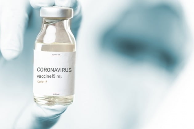 러시아, 세계 최초로 코로나 백신 승인... 전문가들 “안전성 우려돼”