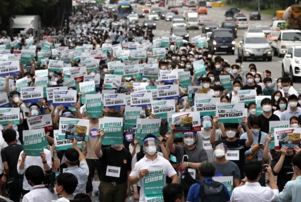 집단휴진에 들어간 의과대학 정원 확대 방안에 반대하는 전공의들이 지난 7일 서울 영등포구 여의대로에서 피켓을 들고 있다. /사진=뉴스1