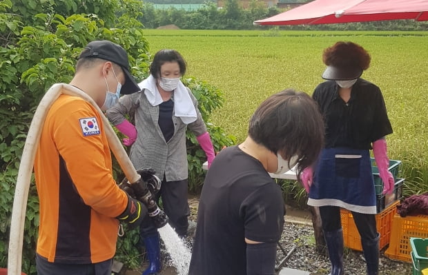 문재인 대통령의 부인 김정숙 여사가 12일 강원 철원군 동송읍 이길리를 방문해 수해 복구를 돕고 주민들을 위로하고 있다. 사진=연합뉴스