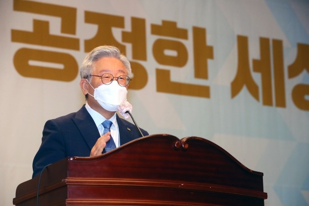 이재명 경기지사가 13일 국회에서 열린 경기도 정책토론회'에서 인사말하고 있다. 연합뉴스