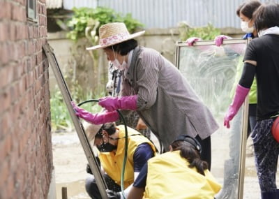 김정숙-멜라니아 수해복구 패션비교에…"저렇게까지 환심 사야하나"