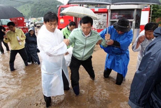 2011년 경기도 광주의 수해 현장을 방문한 손학규 당시 민주당 대표. / 사진=연합뉴스 