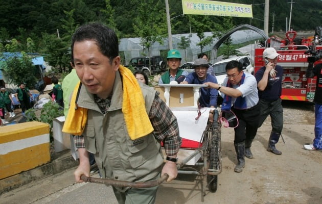 김근태 당시 열린우리당 의장이 2006년 강원도 평창 침수 지역에서 복구 활동을 펼쳤다. / 사진=한경 DB