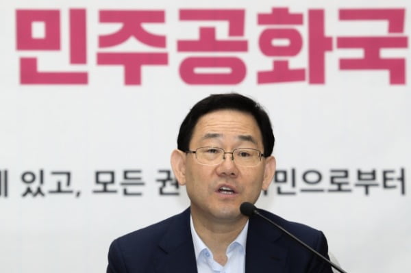 주호영 미래통합당 원내대표가 14일 오전 서울 여의도 국회에서 열린 원내대책회의에서 모두발언을 하고 있다. /사진=뉴스1