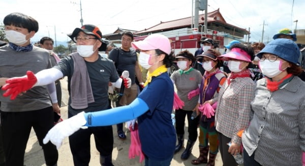 주호영 미래통합당 원내대표(왼쪽 두번째)가 지난 13일 전북 남원시 금지면 집중호우 피해지역인 용전마을을 찾아 관계자들과 대화를 나누고 있다. /사진=뉴스1