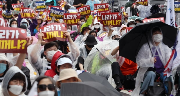 자유연대 및 보수 성향 집회 참가자들이 지난 8일 서울 종로구 경복궁 인근에서 정부 정책을 규탄하며 손 팻말을 들고 있다. /사진=뉴스1