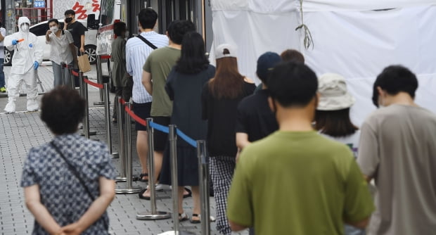 서울시가 코로나19 집단감염이 발생한 성북구 사랑제일교회 교인과 방문자 4053명에게 집단검사 이행을 명령한 가운데 16일 오전 서울 성북보건소 코로나19 선별진료소에서 시민들이 진담검사를 받기 위해 줄서 있다./김범준기자 bjk07@hankyung.com