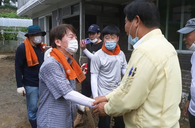 안철수 대표가 15일 충북 옥천군 동이면 수해 현장에 자원봉사를 나와 김재종 옥천군수와 인사를 나누고 있다.  옥천군 제공. 