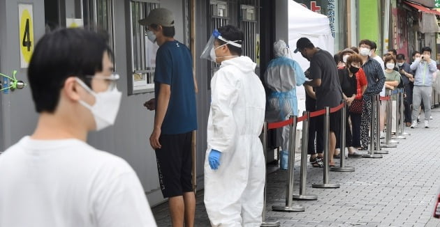 서울시가 코로나19 집단감염이 발생한 서울 성북구 사랑제일교회 교인과 방문자들에게 집단검사 이행을 명령한 가운데 지난 16일 성북보건소 선별진료소에서 시민들이 진단검사를 받기 위해 줄을 섰다. / 사진=한경 DB