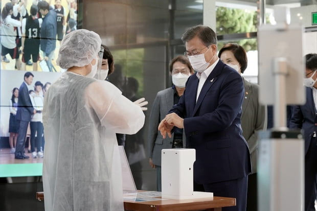 문 대통령 "수도권 확진자 급증, 방역 성패를 가늠하는 중대한 고비"