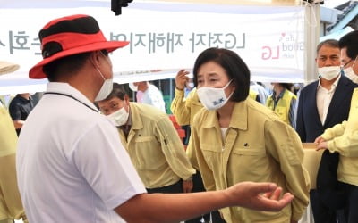 수해지역 전통시장에 '일대일 전담 해결사' 약속한 박영선 장관