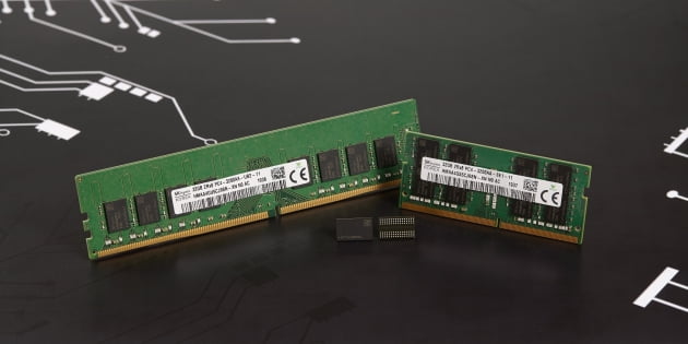 SK하이닉스가 개발한 3세대 10나노급(1Z) 16Gb DDR4 D램. 한경DB