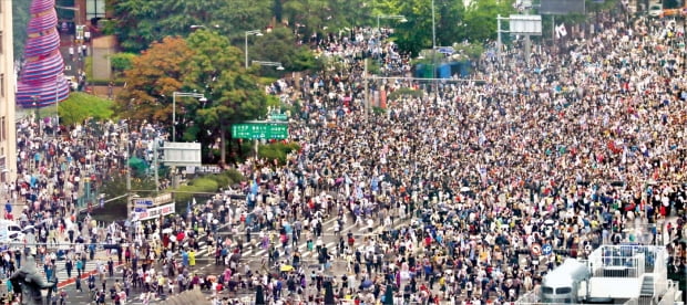 전광훈 목사가 이끄는 사랑제일교회 신도와 일부 보수단체가 지난 15일 서울 광화문 인근에서 정부 여당을 규탄하는 대규모 집회를 열었다. 이날 서울시의 집회금지명령으로 광화문 일대가 통제되기도 했지만 동화면세점 앞과 을지로입구역 등에서 열린 집회에는 2만여 명의 인파가 몰렸다.  사진=뉴스1 