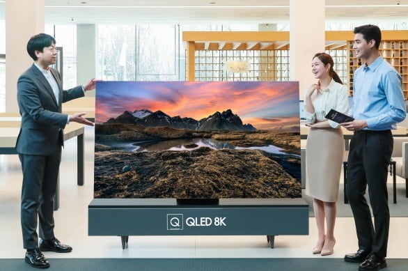 삼성디지털프라자 삼성대치점 상담사가 고객들에게 2020년형 삼성 QLED TV를 소개하고 있다. /삼성전자 제공