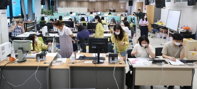 19일 오후 서울 성북구보건소에 마련된 성북구 코로나19 비상방역대책본부에서 직원들이 분주하게 업무를 보고 있다. 관계자에 따르면 비상대책본부에서는 코로나 검사 안내, 역학조사 및 유증상자 관리 업무 등을 하고 있으며 최근 사랑제일교회발 코로나 확산으로 업무량이 폭주하고 있다. 2020-08-19 [사진=연합뉴스]