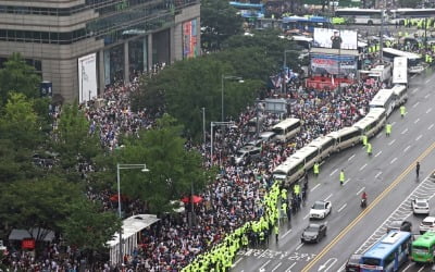 보건소 여직원 껴안고 침뱉고…사랑제일교회 확진 신도 난동