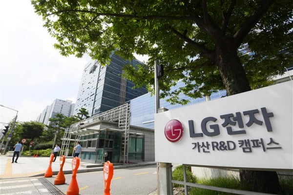 서울 가산동에 있는 LG전자 가산 R&D 캠퍼스 직원 중 한 명이 20일 신종 코로나바이러스 감염증(코로나19) 확진 판정을 받았다. 가산 R&D 캠퍼스는 이번 주말까지 폐쇄된다.  강은구기자 egkang@hankyung.com