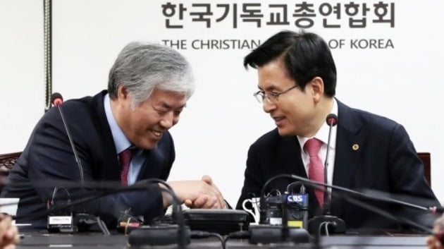 2019년 3월 20일 당시 황교안 자유한국당 대표가 서울 종로구 한국기독교연합회관을 찾아 전광훈 한국기독교총연합회장과 악수를 나누는 모습 [사진=뉴스1]