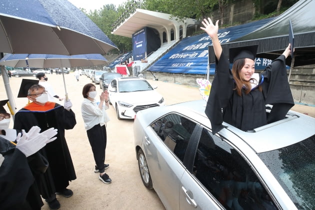 차안에서 듣는 축사...코로나 시대, 졸업식도 이제 '비대면'