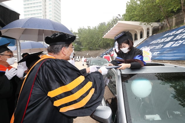 차안에서 듣는 축사...코로나 시대, 졸업식도 이제 '비대면'