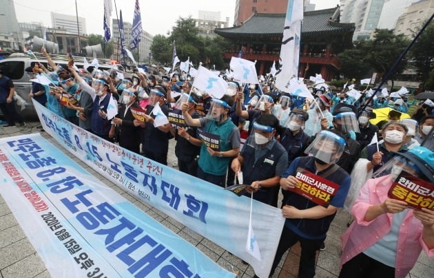 광복절인 15일 오후 서울 종로구 보신각 앞에서 열린 '민주노총 8·15 노동자대회'에서 참가자들이 한반도기를 흔들고 있다. 사진=연합뉴스