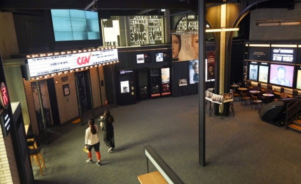 코로나19 여파로 35개 극장이 이번 주말부터 을 닫을 예정인 가운데 지난달 26일 서울시내의 한 영화관이 썰렁한 모습을 보이고 있다./사진=김범준기자bjk07@hankyung.com