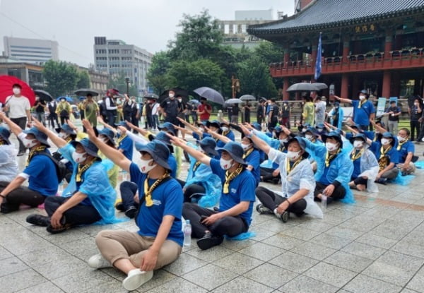 민주노총 조합원들이 광복절인 지난 15일 서울 종로구 보신각에서 '민주노총 8·15 노동자대회'를 하고 있다. /사진=뉴스1