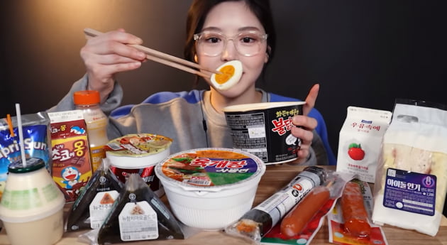 유튜버 문복희, 원테이크로 먹방…먹뱉 의혹 벗을 수 있을까 | 한국경제