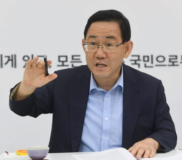 주호영 미래통합당 원내대표가 26일 국회 통합당 원내대표실에서 한국경제신문과 인터뷰를 갖고 있다. 신경훈 기자 khshin@hankyung.com