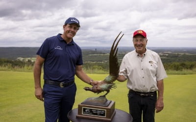 '현역의 클라스' 미컬슨, PGA 챔피언스투어 데뷔전서 최저타 타이기록 22언더파로 우승