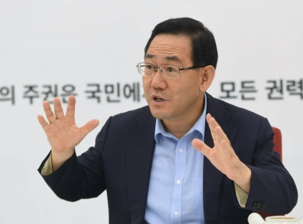 주호영 미래통합당 원내대표가 지난 26일 국회에서 한국경제신문과 인터뷰를 갖고 있다. /사진=신경훈 기자 khshin@hankyung.com
