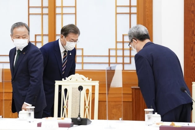 문재인 대통령이 27일 청와대 본관에서 열린 한국 개신교회 지도자 초청 간담회에 참석, 김태영 한국교회총연합 공동대표(오른쪽) 등 참석자들과 인사하고 있다. 2020.8.27 [사진=연합뉴스]